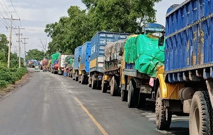 দৌলতদিয়ায় যানবাহনের দীর্ঘ সারি, ভোগান্তিতে চালকরা