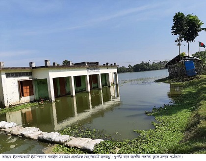 রাস্তার পাশে খুপড়ি ঘরে চলছে সাতক্ষীরার তালার খরাইল সরকারি প্রাথমিক বিদ্যালয়
