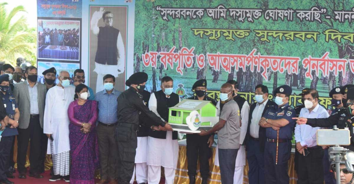 দস্যুতা ছেড়ে ৩২৮ জন পেলেন ঘর, দোকান, নৌকা, গবাদিপশু