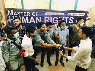 ডিআইইউতে শিক্ষার্থীদের বরণ করে নিল ছাত্রলীগ