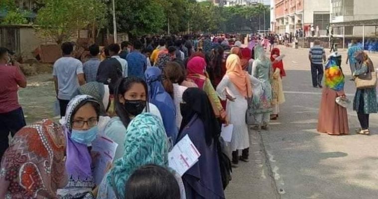 কেন্দ্র থেকে টিকা ছাড়াই ফিরছেন সাত কলেজের শিক্ষার্থীরা!