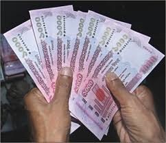 ব্যাংকে না রেখে নগদ টাকা হাতে রাখার প্রবণতা বাড়ছে