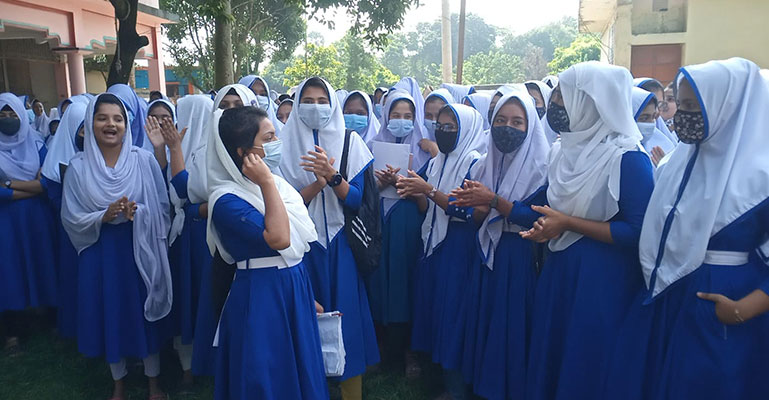 গজারিয়ায় শিক্ষক অপসারণের দাবিতে শিক্ষার্থীদের বিক্ষোভ