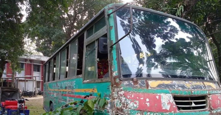 ধর্ষণচেষ্টা: চলন্ত বাস থেকে কলেজছাত্রীর লাফ, চালক আটক