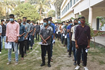 ফরিদপুরে ১৩৩ টাকায় ৪০ জনের পুলিশের চাকরি, পরিবারে খুশির ঝিলিক