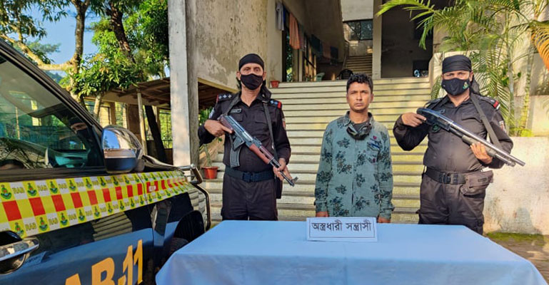 বেগমগঞ্জে দেশীয় অস্ত্র-ককটেলসহ সন্ত্রাসী ইসমাইল গ্রেফতার