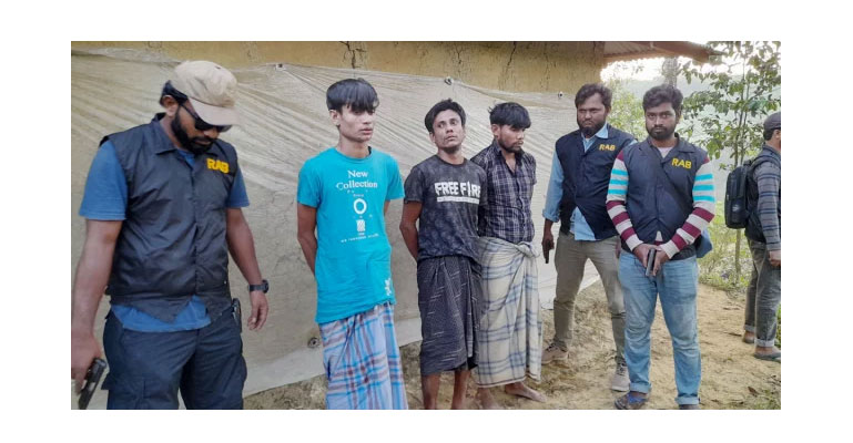 উখিয়ায় পাহাড়ে অস্ত্র তৈরির কারখানার সন্ধান, আটক ৩