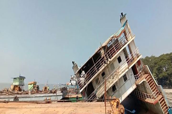 ১১ দিন পর অবশেষে তোলা হলো ফেরি