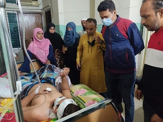 সন্ত্রাসী হামলায় আহত লিটন এবং জাকারিয়াকে দেখতে হাসপাতালে অরুণ কান্তি রায়