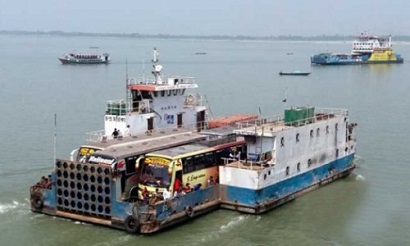 শিমুলিয়া-বাংলাবাজার ফেরি চলল ১৩ দিন পর