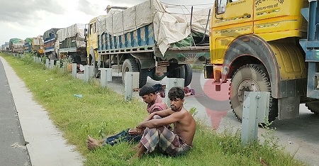 ৮ কিলোমিটার ট্রাকের দীর্ঘ লাইন দৌলতদিয়ায়