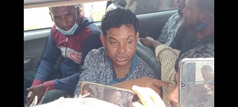 নাটোরের বড়াইগ্রামে নৌকার চেয়ারম্যান প্রার্থী পেটালেন বিদ্রোহী প্রার্থীকে