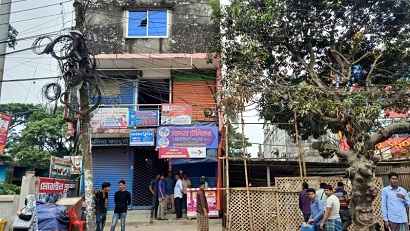 কাদের মির্জার হাতে ৪ ব্যবসায়ী লাঞ্ছিত