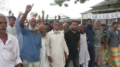 নাটোরে ফলাফল পরিবর্তনের অভিযোগে প্রার্থীদের প্রতিবাদ সমাবেশ