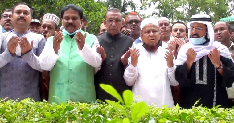 বঙ্গবন্ধুর সমাধিতে বাংলাদেশ ভূমি অফিসার্স কল্যাণ সমিতির শ্রদ্ধা