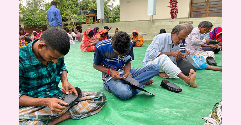 টুঙ্গিপাড়ায় ঋষি সম্প্রদায়ের লোকদের স্বাবলম্বী করতে প্রশিক্ষণ