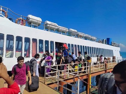 পাহাড়,নদী ও সাগরে নৌবিহারে সৌন্দর্য্য উপভোগ পর্যটকদের