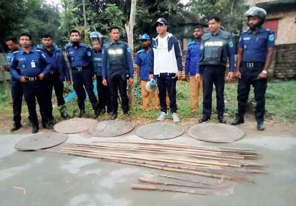 ফরিদপুরের আলফাডাঙ্গায় অভিযান চালিয়ে দেশীয় অস্ত্র উদ্ধার
