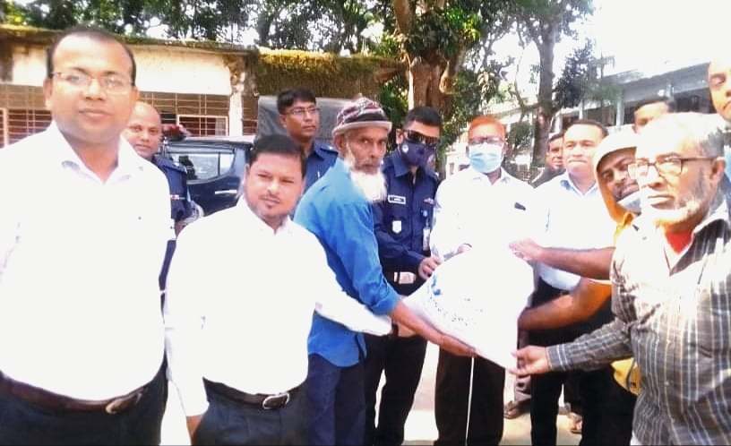 ফরিদপুরে বধির প্রতিবন্ধীদের মাঝে ত্রাণ বিতরণ