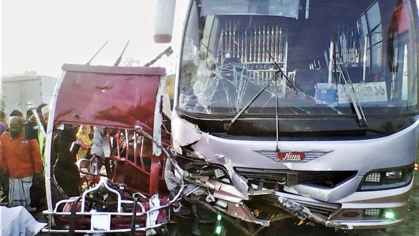 গাইবান্ধায় বাস-অটোরিকশার সংঘর্ষ, নিহত ৫