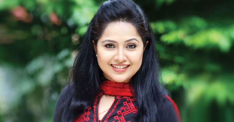 প্রিন্সেস দিবারূপে ফিরছেন নাদিয়া