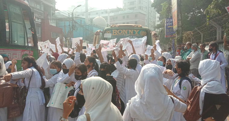 হাফ ভাড়া দেয়ায় ‘ধর্ষণের হুমকি’, শিক্ষার্থীদের সড়ক অবরোধ