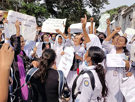 হাফ ভাড়া দেওয়ায় ‘ধর্ষণের হুম‌কি’, শিক্ষার্থীদের ২৪ ঘণ্টার আলটিমেটাম