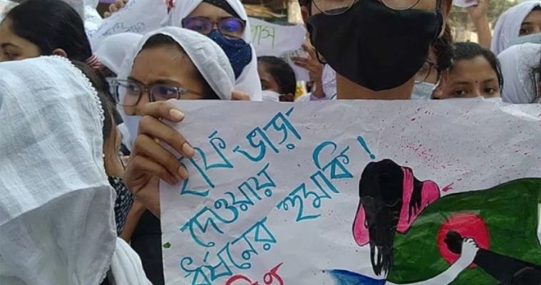 কলেজছাত্রীকে ধর্ষণের হুমকি দেওয়া সেই চালক-সহকারী গ্রেপ্তার