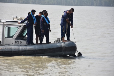 মোংলায় বাল্কহেড ডুবি; নিখোঁজ মহিউদ্দিন ও জিহাদের খোঁজে পরিবার