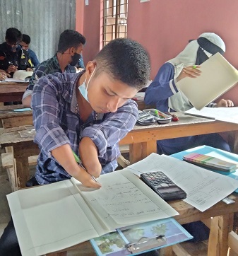 কুড়িগ্রামের ফুলবাড়ীতে কব্জী বিহীন হাত দিয়ে এসএসসি দিচ্ছে মোবারক