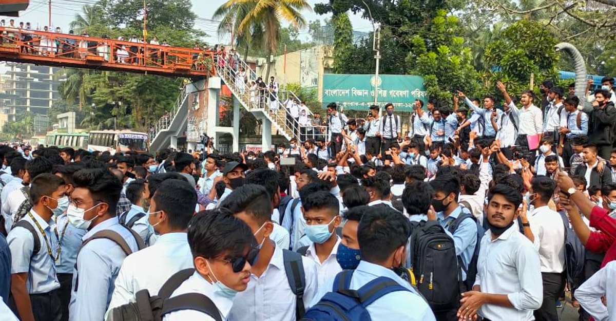 রাজধানীতে হাফ পাস চালুর দাবিতে শিক্ষার্থীদের সড়ক অবরোধ