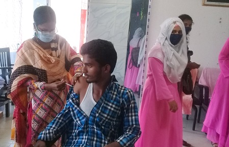 মোড়েলগঞ্জে করোনা টিকা নিতে স্বতঃস্ফুর্ত শিক্ষার্থীদের ভিড়