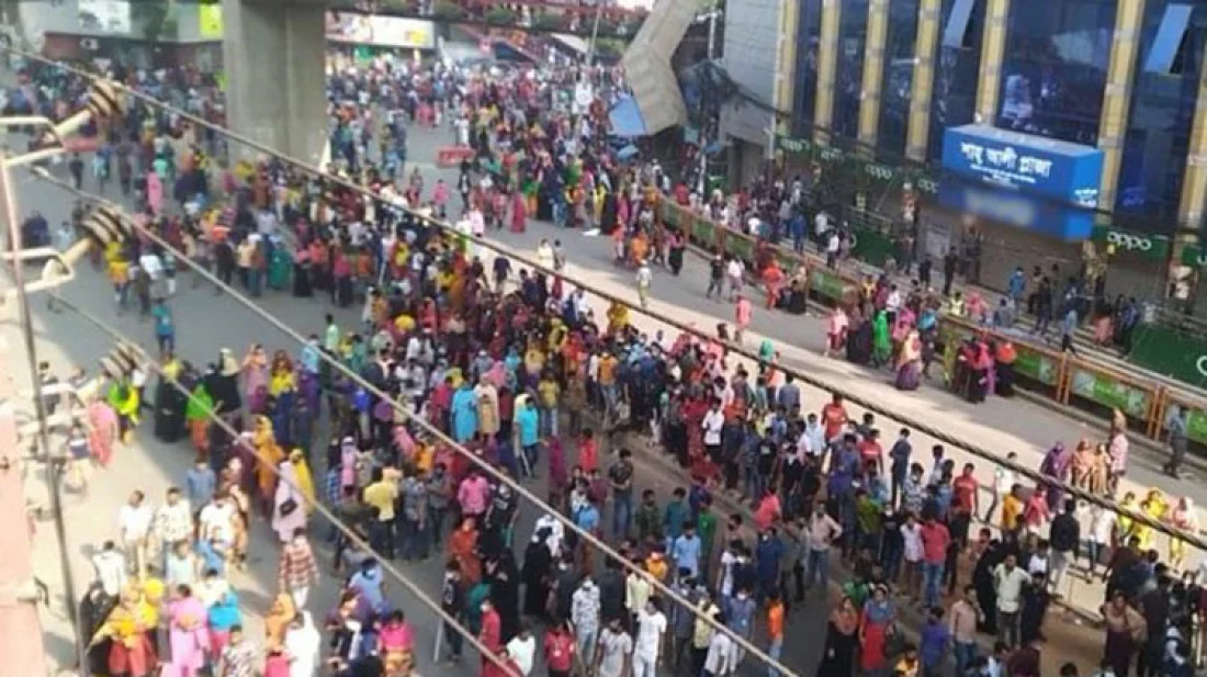 মিরপুরে পোশাক শ্রমিকদের বিক্ষোভ