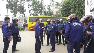 নাটোরে জেলা প্রশাসক চত্তরে পুলিশ ও আ‌'লীগের অবস্থান,স্মারকলিপি দেয়নি বিএনপি
