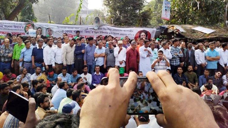 রাজধানীতে খালেদা জিয়ার মুক্তি দাবিতে যুবদলের সমাবেশ