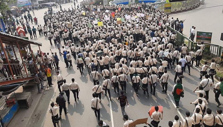 ৪৮ ঘন্টার আলটিমেটাম দিয়ে সড়ক ছাড়ল নটরডেম শিক্ষার্থীরা