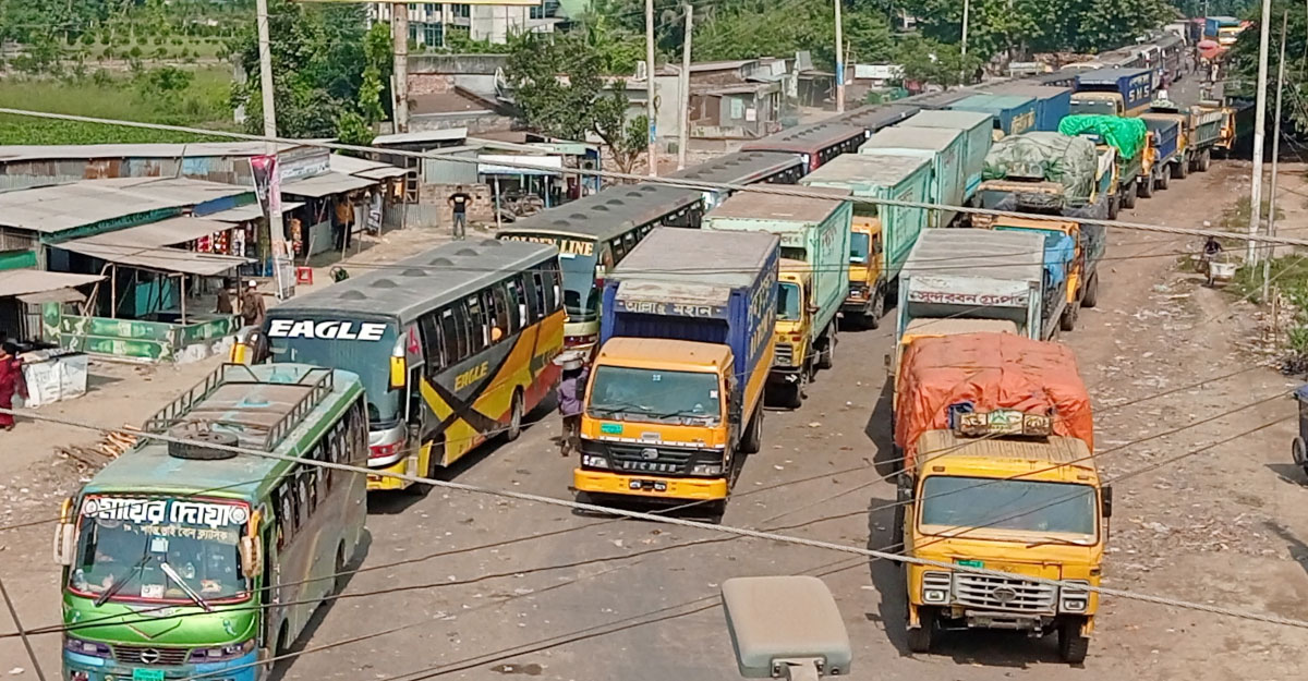 ফেরি সংকট, পাটুরিয়ায় নদী পারের অপেক্ষায় ৭ শতাধিক যানবাহন