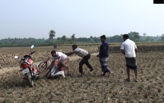 সাতক্ষীরার তুজুলপুরে কৃষি জমির মাটি কেটে ইটভাটায় নেয়ায় প্রতিবাদ