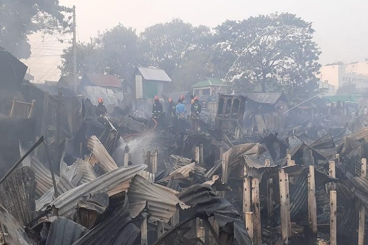 মাজার বস্তির আগুনে পুড়েছে শতাধিক ঘর