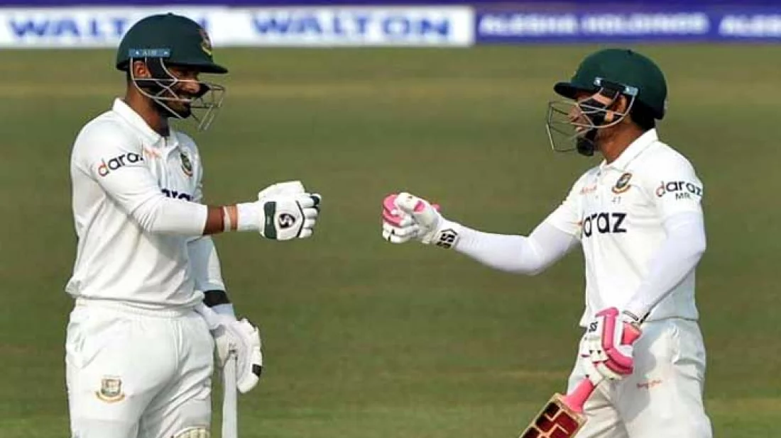 দ্বিতীয় দিনে ব্যাট করছে বাংলাদেশ