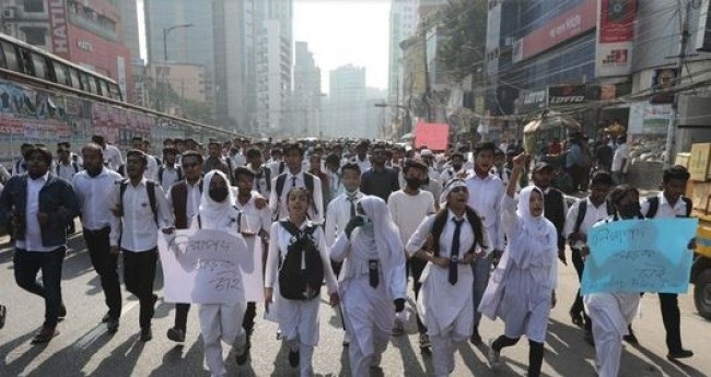 পঞ্চম দিনের মতো শিক্ষার্থীদের বিক্ষোভ : মঙ্গলবার বিআরটিএ ঘেরাও