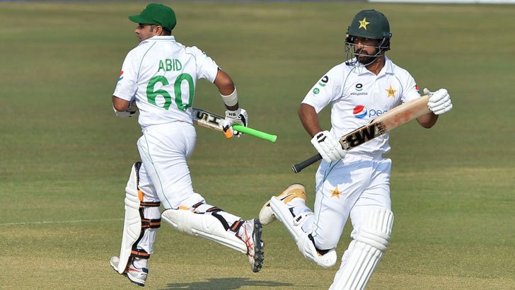 বড় ব্যবধানে পরাজয়ের মুখে বাংলাদেশ