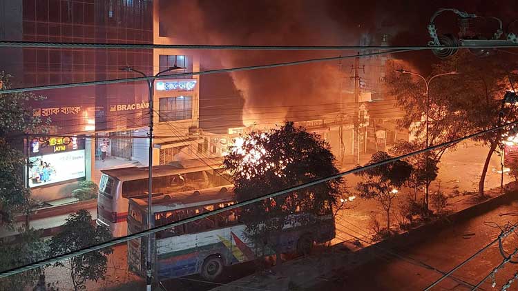 রামপুরায় বাসচাপায় ছাত্রের মৃত্যু, ১০ বাসে আগুন