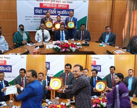 ফরিদপুরে শ্রেষ্ঠ শিক্ষকদের সম্মান জানালো জ্ঞানের আলো ট্রাস্ট