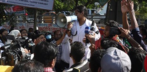 কর্মসূচির ধরণ পাল্টে মাঠে থাকার ঘোষণা শিক্ষার্থীদের