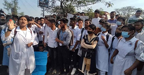 সড়কে অব্যবস্থাপনার বিরুদ্ধে ব্যঙ্গচিত্র ও লালকার্ড প্রদর্শন শনিবার