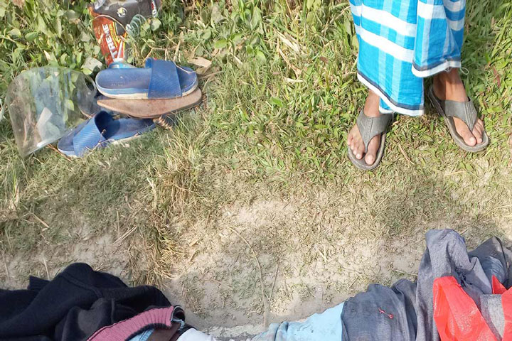 বাসের ধাক্কায় মোটরসাইকেলে আরোহী ৩ বন্ধু নিহত