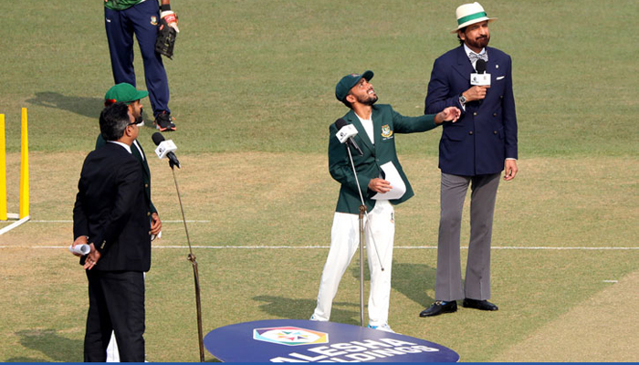 ঢাকা টেস্ট: টসে হেরে ফিল্ডিংয়ে টাইগাররা