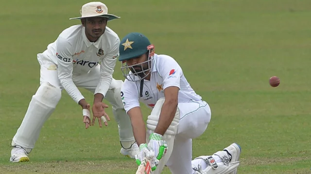 ৩৩ ওভার বাকি থাকতেই শেষ প্রথম দিনের খেলা