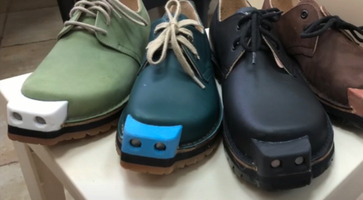 বিশেষ জুতা: চলতে পারবেন অন্ধরাও!